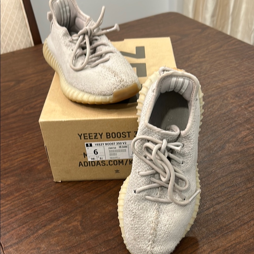 Yeezy Boost 350 V2 Adidas Sneakers Boost Cushioning and Knit Upper